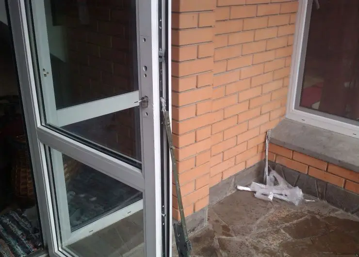 Ремонт балконных дверей ПВХ, цены на ремонт стеклопакета балконной двери в Москве