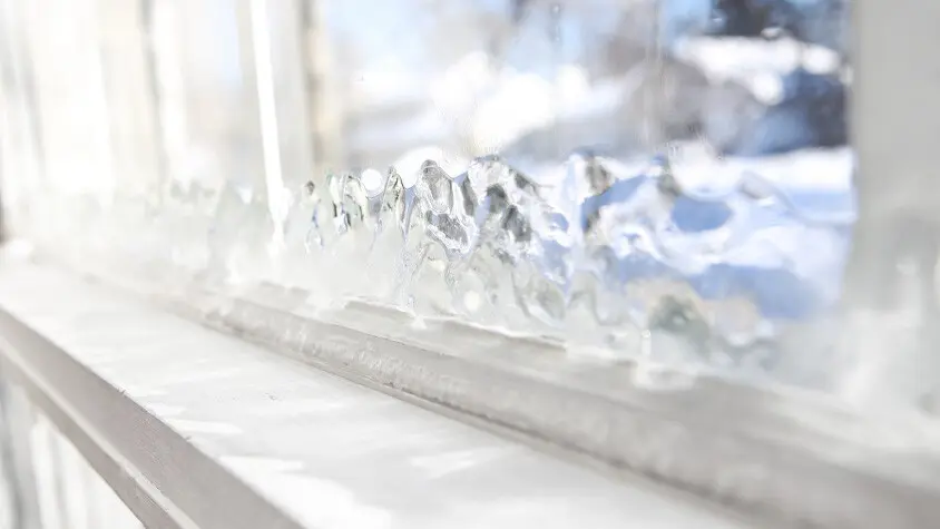 Наледь на пластиковых окнах: причины и способы устранения