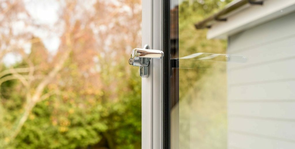 Техническое обслуживание и ремонт металлопластиковых дверей осенью