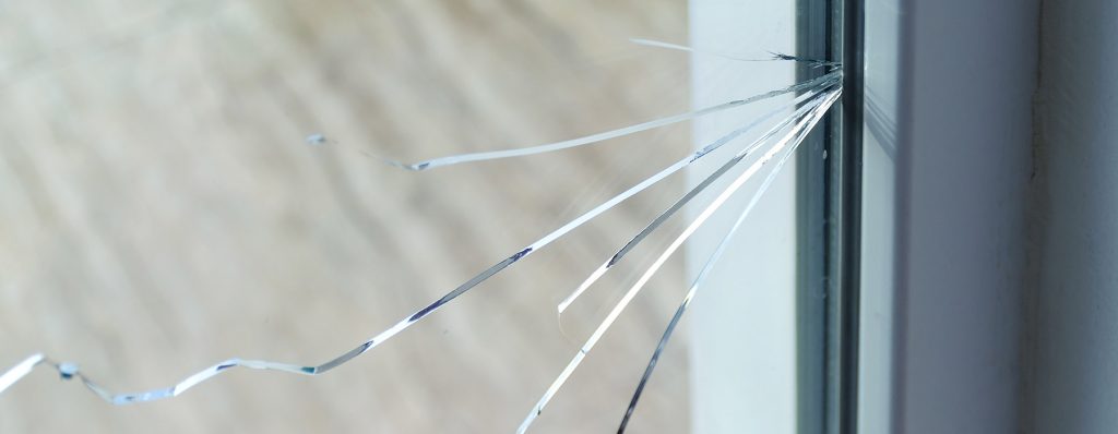 Можно ли заменить разбитый стеклопакет в окне из ПВХ